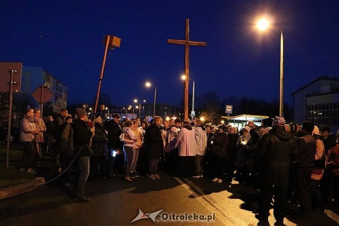 Drogi Krzyżowe ulicami Ostrołęki [14.04.2017] - zdjęcie #61 - eOstroleka.pl