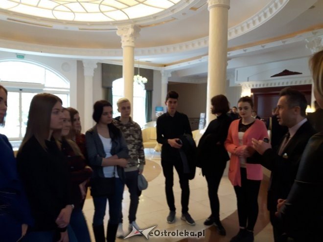 Uczniowie ZSZ nr 4 z zawodową wizytą w Hotelu Windsor Palace [ZDJĘCIA] - zdjęcie #5 - eOstroleka.pl