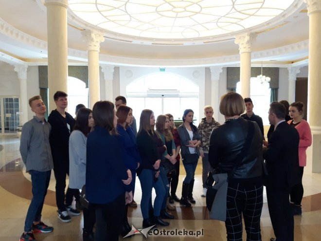 Uczniowie ZSZ nr 4 z zawodową wizytą w Hotelu Windsor Palace [ZDJĘCIA] - zdjęcie #8 - eOstroleka.pl