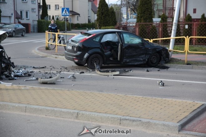 Wypadek na skrzyżowaniu Poznańskiej i Korczaka. Dwie osoby w tym dziecko trafiły do szpitala [ZDJĘCIA] - zdjęcie #1 - eOstroleka.pl