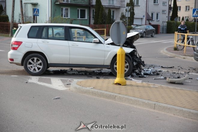 Wypadek na skrzyżowaniu Poznańskiej i Korczaka. Dwie osoby w tym dziecko trafiły do szpitala [ZDJĘCIA] - zdjęcie #2 - eOstroleka.pl
