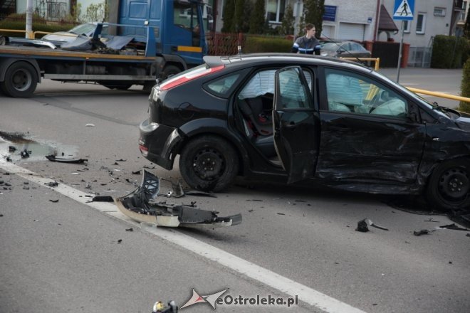 Wypadek na skrzyżowaniu Poznańskiej i Korczaka. Dwie osoby w tym dziecko trafiły do szpitala [ZDJĘCIA] - zdjęcie #3 - eOstroleka.pl