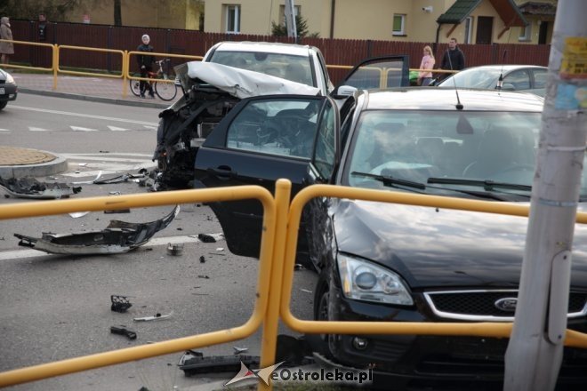 Wypadek na skrzyżowaniu Poznańskiej i Korczaka. Dwie osoby w tym dziecko trafiły do szpitala [ZDJĘCIA] - zdjęcie #7 - eOstroleka.pl
