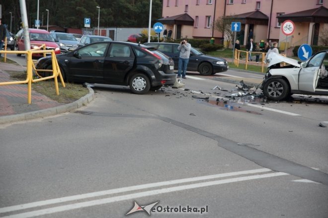 Wypadek na skrzyżowaniu Poznańskiej i Korczaka. Dwie osoby w tym dziecko trafiły do szpitala [ZDJĘCIA] - zdjęcie #8 - eOstroleka.pl