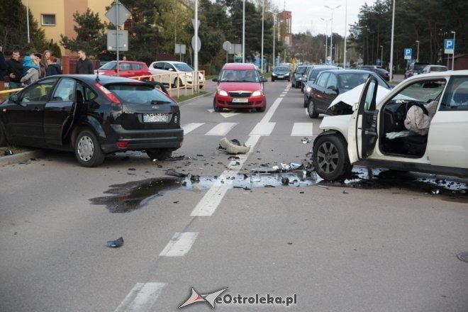 Wypadek na skrzyżowaniu Poznańskiej i Korczaka. Dwie osoby w tym dziecko trafiły do szpitala [ZDJĘCIA] - zdjęcie #9 - eOstroleka.pl