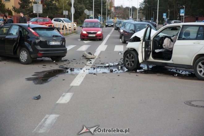 Wypadek na skrzyżowaniu Poznańskiej i Korczaka. Dwie osoby w tym dziecko trafiły do szpitala [ZDJĘCIA] - zdjęcie #10 - eOstroleka.pl