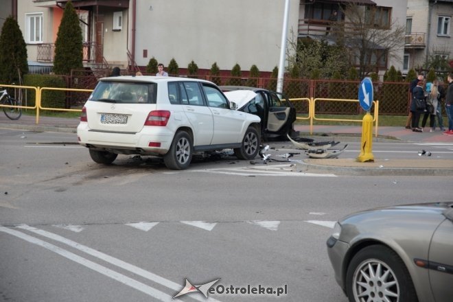 Wypadek na skrzyżowaniu Poznańskiej i Korczaka. Dwie osoby w tym dziecko trafiły do szpitala [ZDJĘCIA] - zdjęcie #11 - eOstroleka.pl