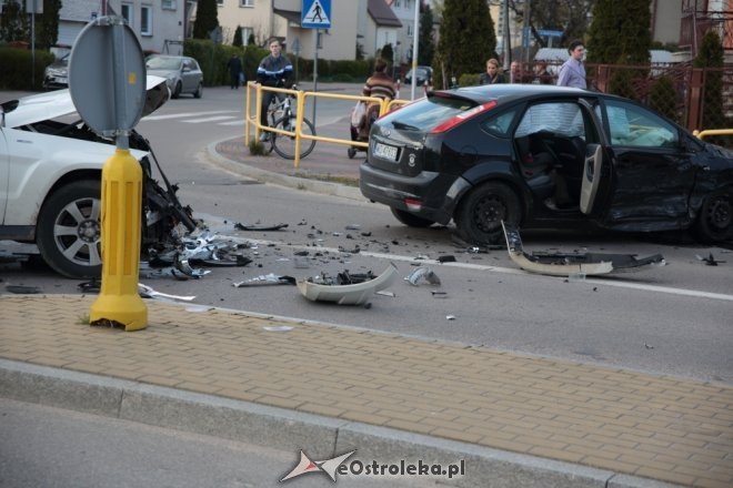 Wypadek na skrzyżowaniu Poznańskiej i Korczaka. Dwie osoby w tym dziecko trafiły do szpitala [ZDJĘCIA] - zdjęcie #12 - eOstroleka.pl