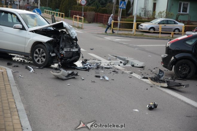 Wypadek na skrzyżowaniu Poznańskiej i Korczaka. Dwie osoby w tym dziecko trafiły do szpitala [ZDJĘCIA] - zdjęcie #13 - eOstroleka.pl