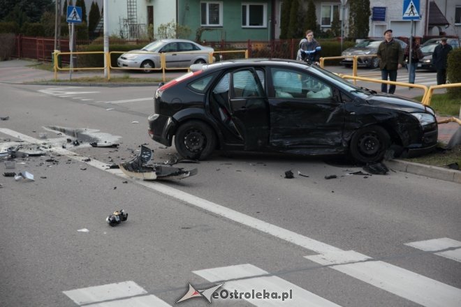 Wypadek na skrzyżowaniu Poznańskiej i Korczaka. Dwie osoby w tym dziecko trafiły do szpitala [ZDJĘCIA] - zdjęcie #14 - eOstroleka.pl