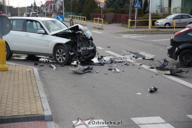 Wypadek na skrzyżowaniu Poznańskiej i Korczaka. Dwie osoby w tym dziecko trafiły do szpitala [ZDJĘCIA] - zdjęcie #15 - eOstroleka.pl