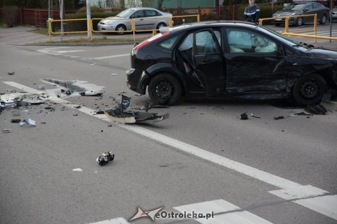 Wypadek na skrzyżowaniu Poznańskiej i Korczaka. Dwie osoby w tym dziecko trafiły do szpitala [ZDJĘCIA] - zdjęcie #16 - eOstroleka.pl