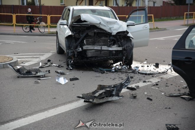 Wypadek na skrzyżowaniu Poznańskiej i Korczaka. Dwie osoby w tym dziecko trafiły do szpitala [ZDJĘCIA] - zdjęcie #17 - eOstroleka.pl