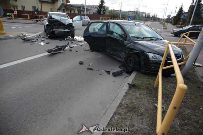 Wypadek na skrzyżowaniu Poznańskiej i Korczaka. Dwie osoby w tym dziecko trafiły do szpitala [ZDJĘCIA] - zdjęcie #18 - eOstroleka.pl