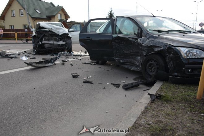 Wypadek na skrzyżowaniu Poznańskiej i Korczaka. Dwie osoby w tym dziecko trafiły do szpitala [ZDJĘCIA] - zdjęcie #19 - eOstroleka.pl