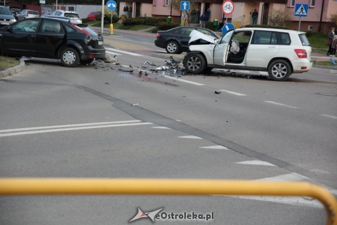 Wypadek na skrzyżowaniu Poznańskiej i Korczaka. Dwie osoby w tym dziecko trafiły do szpitala [ZDJĘCIA] - zdjęcie #21 - eOstroleka.pl