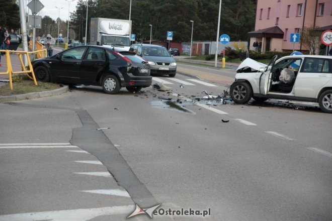 Wypadek na skrzyżowaniu Poznańskiej i Korczaka. Dwie osoby w tym dziecko trafiły do szpitala [ZDJĘCIA] - zdjęcie #22 - eOstroleka.pl