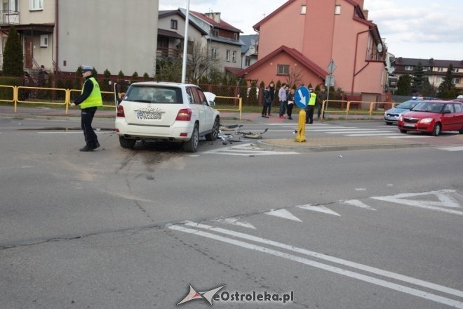 Wypadek na skrzyżowaniu Poznańskiej i Korczaka. Dwie osoby w tym dziecko trafiły do szpitala [ZDJĘCIA] - zdjęcie #23 - eOstroleka.pl