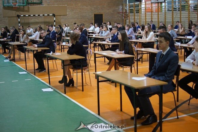 Egzamin gimnazjalny 2017 w Gimnazjum nr 1 w Ostrołęce [20.04.2017] - zdjęcie #164 - eOstroleka.pl