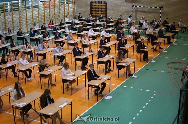 Egzamin gimnazjalny 2017 w Gimnazjum nr 1 w Ostrołęce [20.04.2017] - zdjęcie #179 - eOstroleka.pl