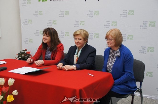 Podpisanie umowy dofinansowania rewitalizacji Muzeum Kultury Kurpiowskiej [27.04.2017] - zdjęcie #2 - eOstroleka.pl