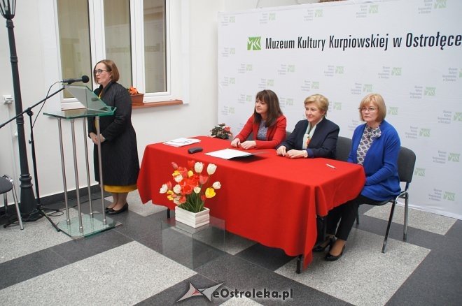 Podpisanie umowy dofinansowania rewitalizacji Muzeum Kultury Kurpiowskiej [27.04.2017] - zdjęcie #4 - eOstroleka.pl