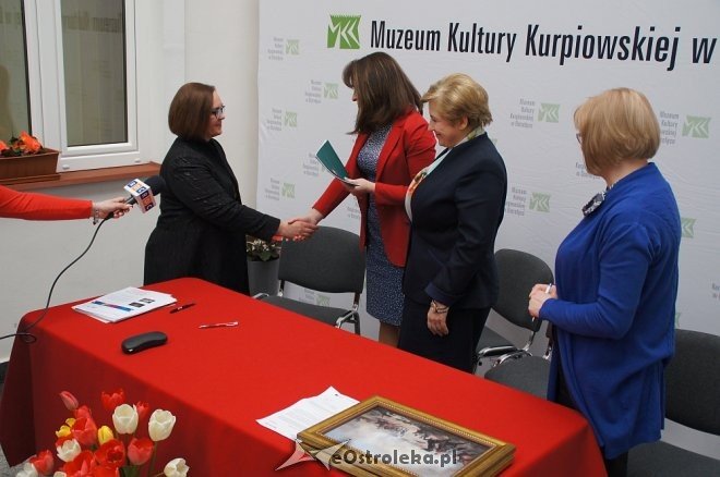 Podpisanie umowy dofinansowania rewitalizacji Muzeum Kultury Kurpiowskiej [27.04.2017] - zdjęcie #24 - eOstroleka.pl