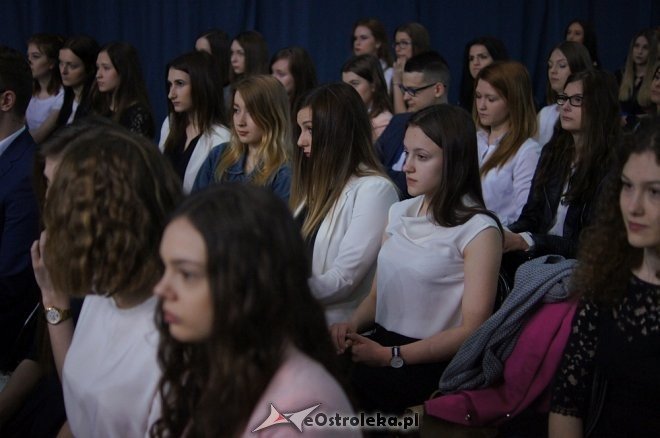 Zakończenie roku szkolnego w I LO w Ostrołęce [28.04.2017] - zdjęcie #27 - eOstroleka.pl