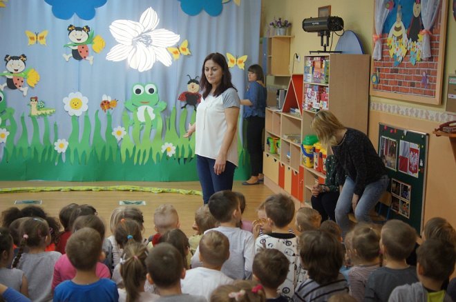 Spektakl o przygodach niesfornego Krzysia w wykonaniu przedszkolaków z Krainy Misiów [WIDEO, ZDJĘCIA] - zdjęcie #1 - eOstroleka.pl