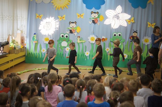 Spektakl o przygodach niesfornego Krzysia w wykonaniu przedszkolaków z Krainy Misiów [WIDEO, ZDJĘCIA] - zdjęcie #2 - eOstroleka.pl