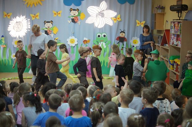 Spektakl o przygodach niesfornego Krzysia w wykonaniu przedszkolaków z Krainy Misiów [WIDEO, ZDJĘCIA] - zdjęcie #4 - eOstroleka.pl