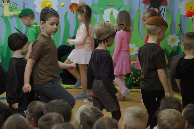Spektakl o przygodach niesfornego Krzysia w wykonaniu przedszkolaków z Krainy Misiów [WIDEO, ZDJĘCIA] - zdjęcie #5 - eOstroleka.pl