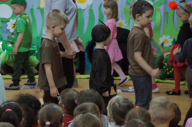 Spektakl o przygodach niesfornego Krzysia w wykonaniu przedszkolaków z Krainy Misiów [WIDEO, ZDJĘCIA] - zdjęcie #6 - eOstroleka.pl