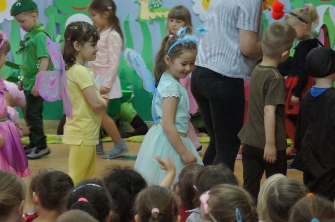Spektakl o przygodach niesfornego Krzysia w wykonaniu przedszkolaków z Krainy Misiów [WIDEO, ZDJĘCIA] - zdjęcie #7 - eOstroleka.pl