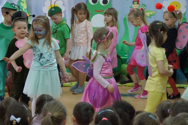 Spektakl o przygodach niesfornego Krzysia w wykonaniu przedszkolaków z Krainy Misiów [WIDEO, ZDJĘCIA] - zdjęcie #8 - eOstroleka.pl