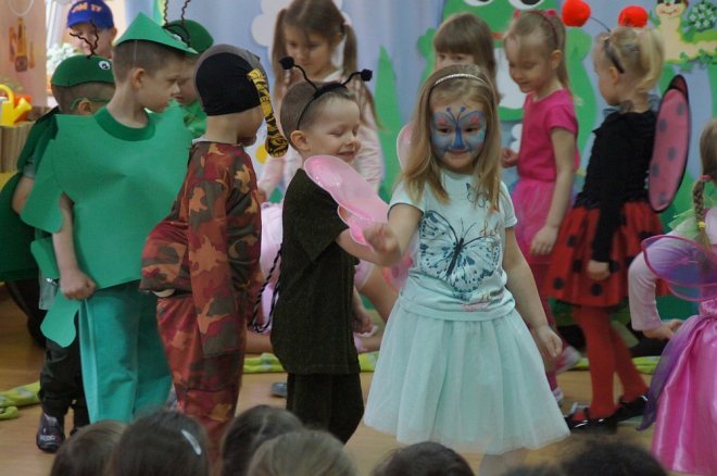 Spektakl o przygodach niesfornego Krzysia w wykonaniu przedszkolaków z Krainy Misiów [WIDEO, ZDJĘCIA] - zdjęcie #9 - eOstroleka.pl