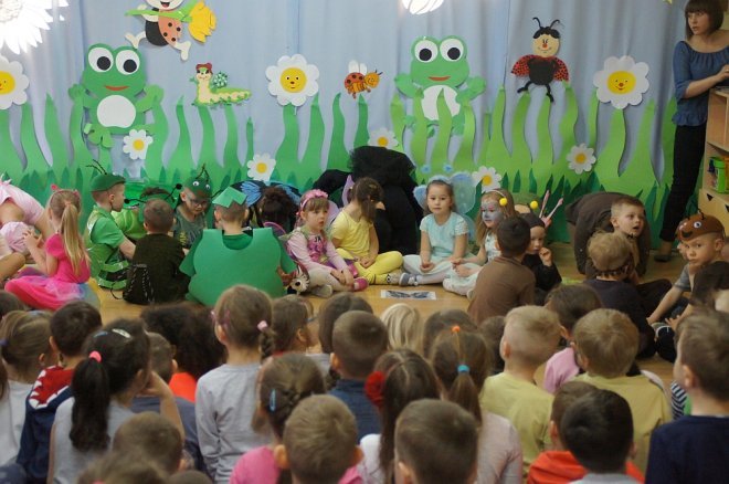Spektakl o przygodach niesfornego Krzysia w wykonaniu przedszkolaków z Krainy Misiów [WIDEO, ZDJĘCIA] - zdjęcie #10 - eOstroleka.pl