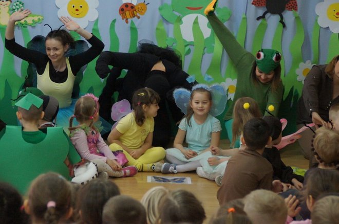 Spektakl o przygodach niesfornego Krzysia w wykonaniu przedszkolaków z Krainy Misiów [WIDEO, ZDJĘCIA] - zdjęcie #12 - eOstroleka.pl