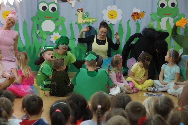Spektakl o przygodach niesfornego Krzysia w wykonaniu przedszkolaków z Krainy Misiów [WIDEO, ZDJĘCIA] - zdjęcie #13 - eOstroleka.pl