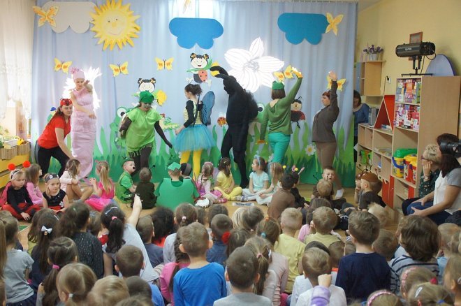 Spektakl o przygodach niesfornego Krzysia w wykonaniu przedszkolaków z Krainy Misiów [WIDEO, ZDJĘCIA] - zdjęcie #18 - eOstroleka.pl