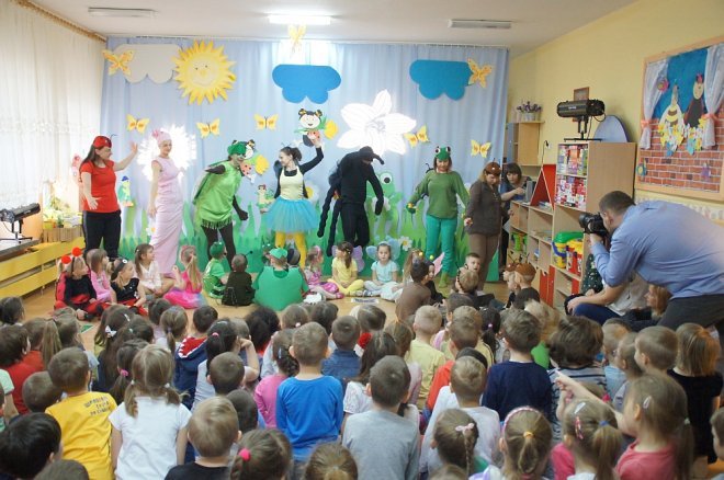 Spektakl o przygodach niesfornego Krzysia w wykonaniu przedszkolaków z Krainy Misiów [WIDEO, ZDJĘCIA] - zdjęcie #19 - eOstroleka.pl