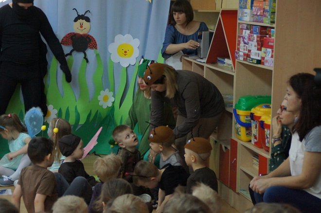 Spektakl o przygodach niesfornego Krzysia w wykonaniu przedszkolaków z Krainy Misiów [WIDEO, ZDJĘCIA] - zdjęcie #20 - eOstroleka.pl