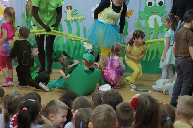 Spektakl o przygodach niesfornego Krzysia w wykonaniu przedszkolaków z Krainy Misiów [WIDEO, ZDJĘCIA] - zdjęcie #23 - eOstroleka.pl