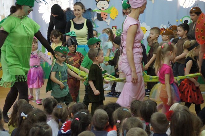 Spektakl o przygodach niesfornego Krzysia w wykonaniu przedszkolaków z Krainy Misiów [WIDEO, ZDJĘCIA] - zdjęcie #28 - eOstroleka.pl