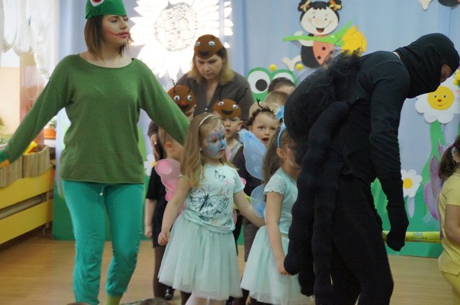 Spektakl o przygodach niesfornego Krzysia w wykonaniu przedszkolaków z Krainy Misiów [WIDEO, ZDJĘCIA] - zdjęcie #32 - eOstroleka.pl