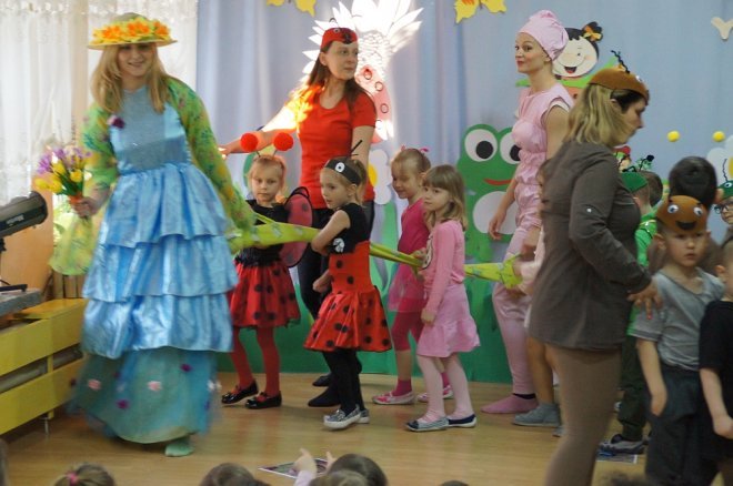 Spektakl o przygodach niesfornego Krzysia w wykonaniu przedszkolaków z Krainy Misiów [WIDEO, ZDJĘCIA] - zdjęcie #33 - eOstroleka.pl