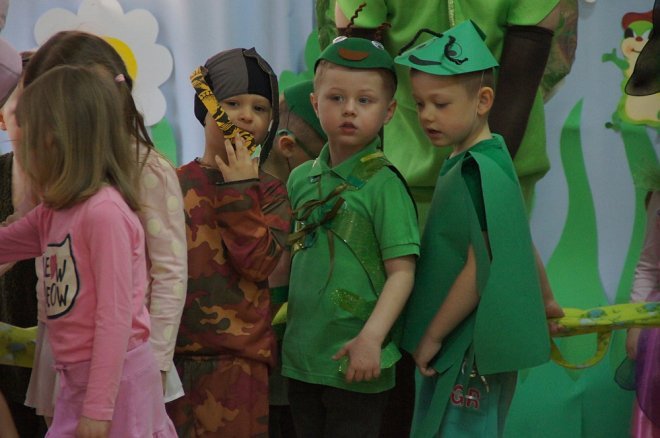 Spektakl o przygodach niesfornego Krzysia w wykonaniu przedszkolaków z Krainy Misiów [WIDEO, ZDJĘCIA] - zdjęcie #44 - eOstroleka.pl