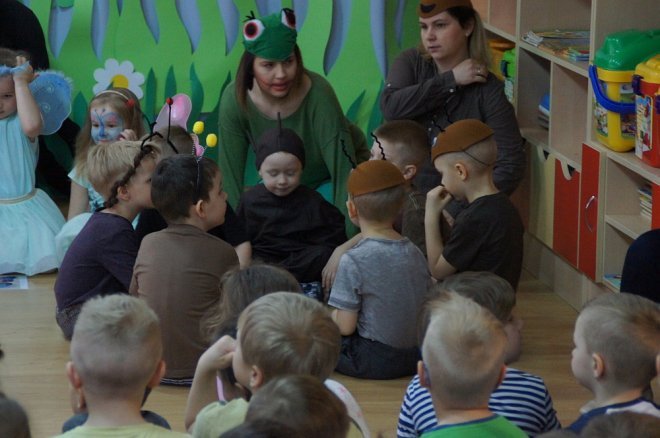 Spektakl o przygodach niesfornego Krzysia w wykonaniu przedszkolaków z Krainy Misiów [WIDEO, ZDJĘCIA] - zdjęcie #48 - eOstroleka.pl
