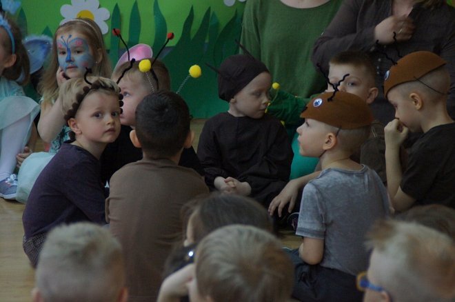 Spektakl o przygodach niesfornego Krzysia w wykonaniu przedszkolaków z Krainy Misiów [WIDEO, ZDJĘCIA] - zdjęcie #49 - eOstroleka.pl