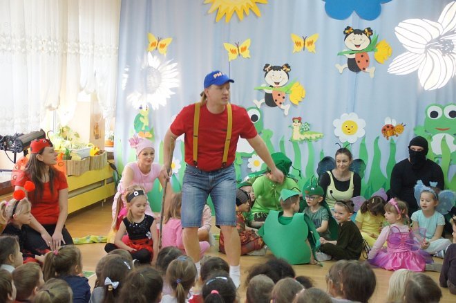 Spektakl o przygodach niesfornego Krzysia w wykonaniu przedszkolaków z Krainy Misiów [WIDEO, ZDJĘCIA] - zdjęcie #60 - eOstroleka.pl
